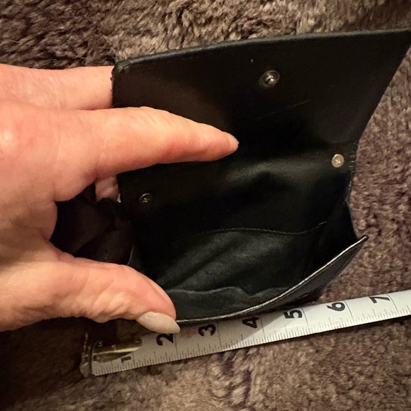 Elegant Black and Red Floral Women's Gucci wristlet - Picture 8 of 11